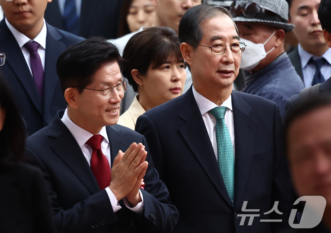 (서울=뉴스1) 김민지 기자 = 김문수 국민의힘 대통령 후보(왼쪽)와 한덕수 무소속 대통령 선거 예비후보가 5일 오전 서울 종로구 조계사에서 열린 불기 2569년 부처님오신날 봉축 …