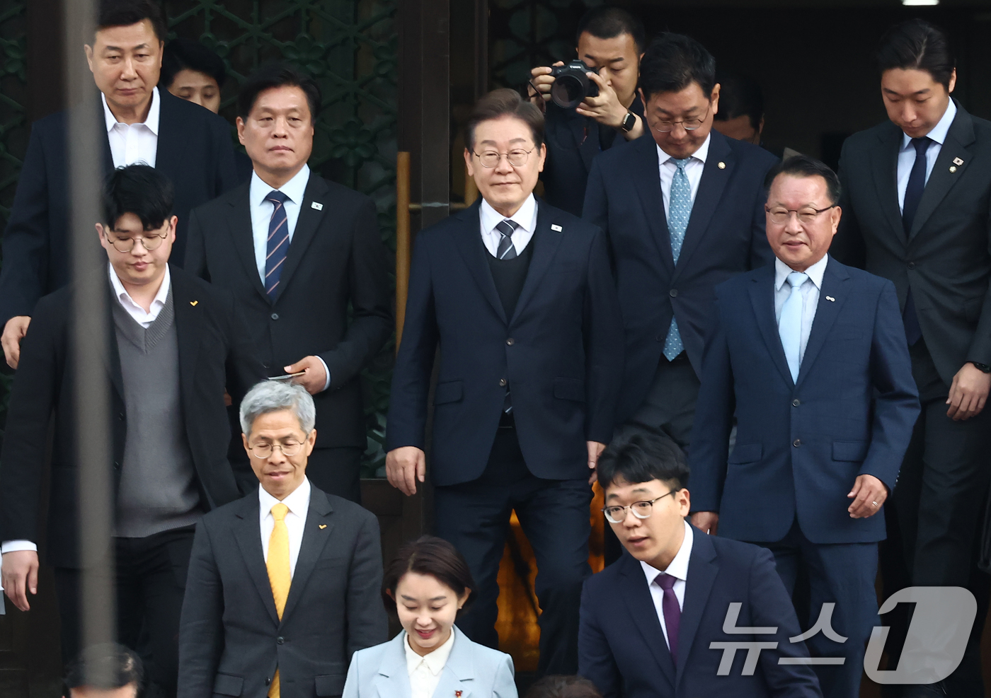 (서울=뉴스1) 김민지 기자 = 이재명 더불어민주당 대통령 후보가 5일 오전 서울 종로구 조계사에서 열린 불기 2569년 부처님오신날 봉축법요식에 참석하고 있다. 2025.5.5/ …