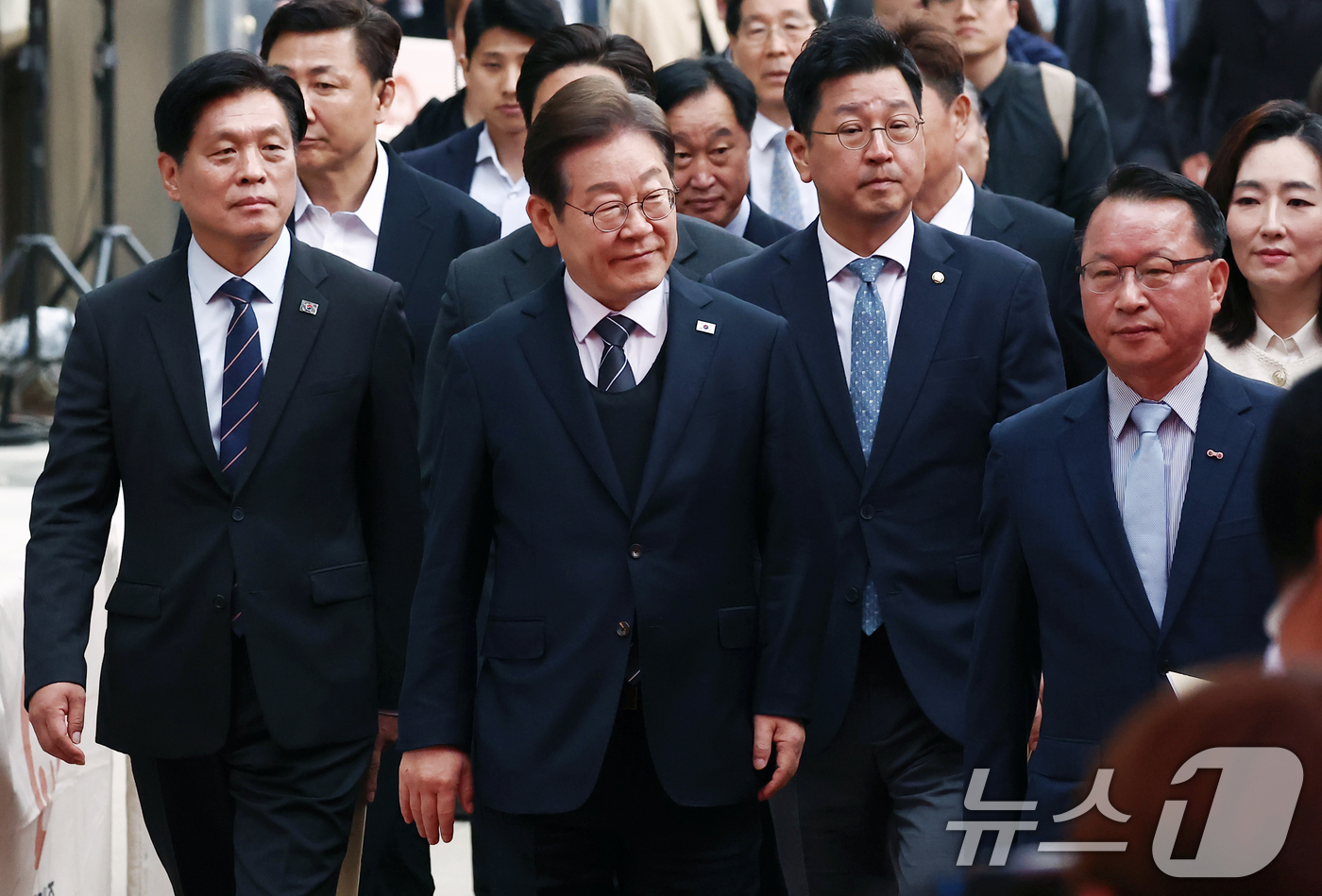 (서울=뉴스1) 김민지 기자 = 이재명 더불어민주당 대통령 후보가 5일 오전 서울 종로구 조계사에서 열린 불기 2569년 부처님오신날 봉축법요식에 참석하고 있다. 2025.5.5/ …