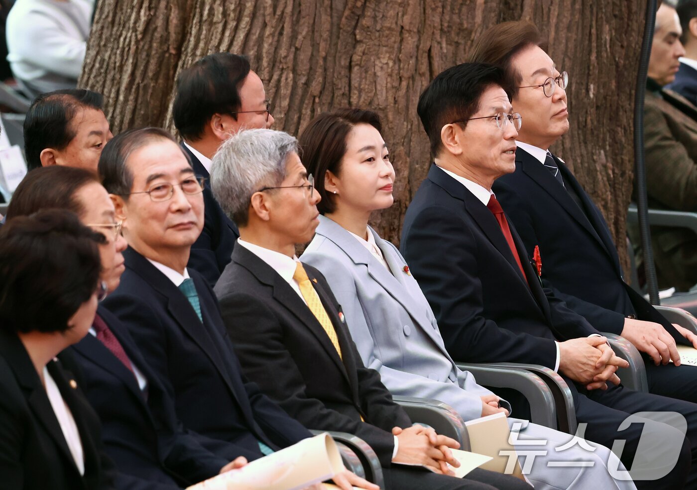본문 이미지 - 이재명 더불어민주당 대통령 후보&#40;오른쪽부터&#41;와 김문수 국민의힘 대통령 후보, 한덕수 무소속 대통령 선거 예비 후보&#40;왼쪽 세번째&#41;가 5일 오전 서울 종로구 조계사에서 열린 불기 2569년 부처님오신날 봉축법요식에 참석해 자리하고 있다. 2025.5.5/뉴스1 ⓒ News1 김민지 기자