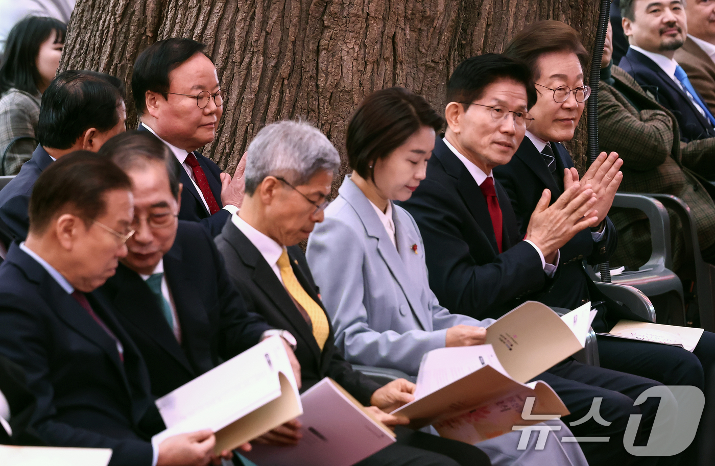 (서울=뉴스1) 김민지 기자 = 이재명 더불어민주당 대통령 후보(오른쪽부터)와 김문수 국민의힘 대통령 후보, 한덕수 무소속 대통령 선거 예비 후보(왼쪽 두번째)가 5일 오전 서울 …