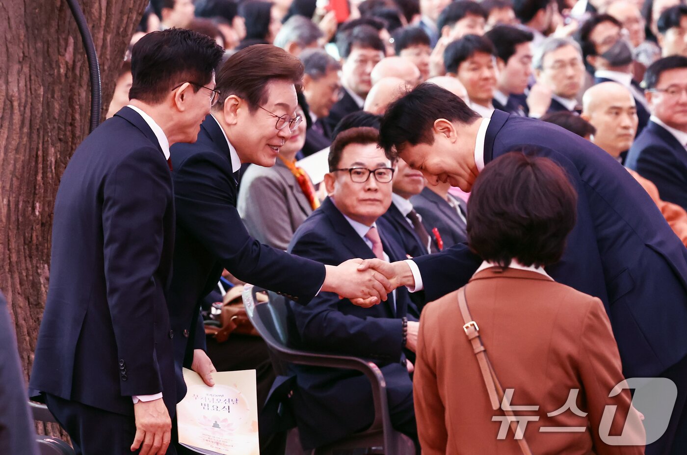 본문 이미지 - 김문수 국민의힘 대통령 후보&#40;왼쪽&#41;와 이재명 더불어민주당 대통령 후보가 5일 오전 서울 종로구 조계사에서 열린 불기 2569년 부처님오신날 봉축법요식에 참석해 오세훈 서울시장과 인사하고 있다. 2025.5.5/뉴스1 ⓒ News1 김민지 기자