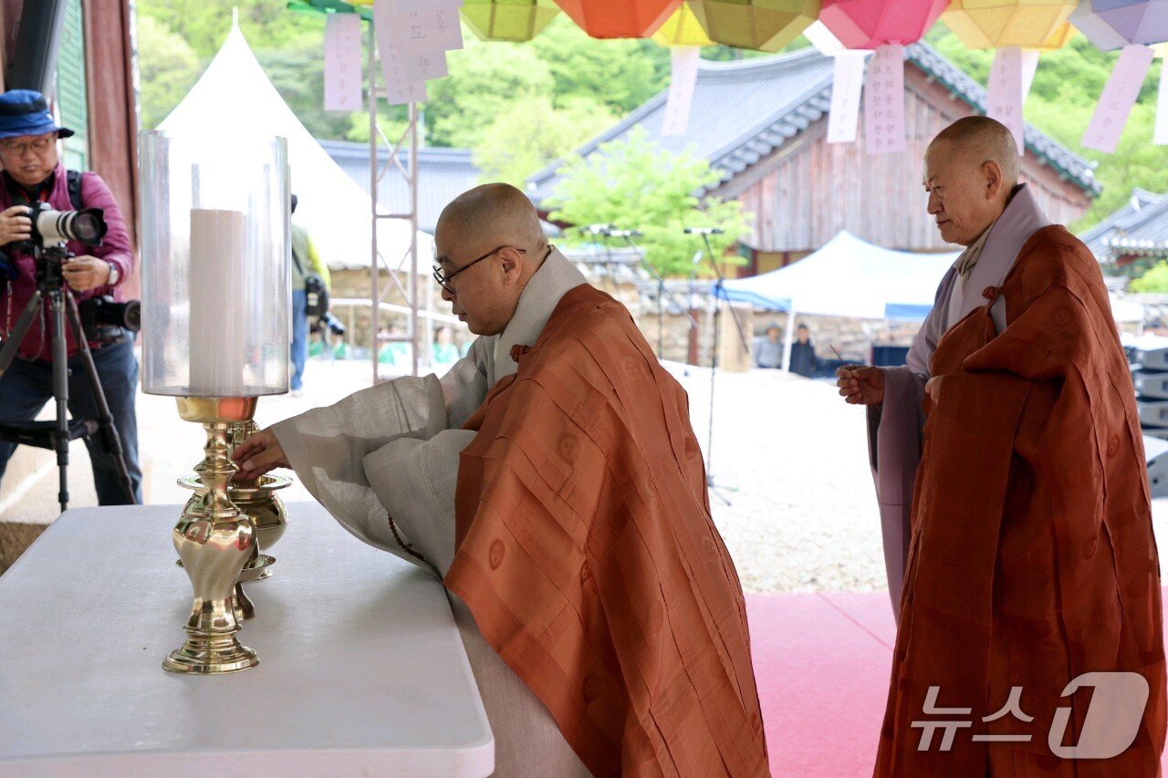 본문 이미지 - 부처님 오신 날인 5일 충북 보은 법주사 봉축법요식에서 정덕 주지스님이 관불의식을 하고 있다.&#40;보은군 제공. 재판매 및 DB금지&#41;/뉴스1 