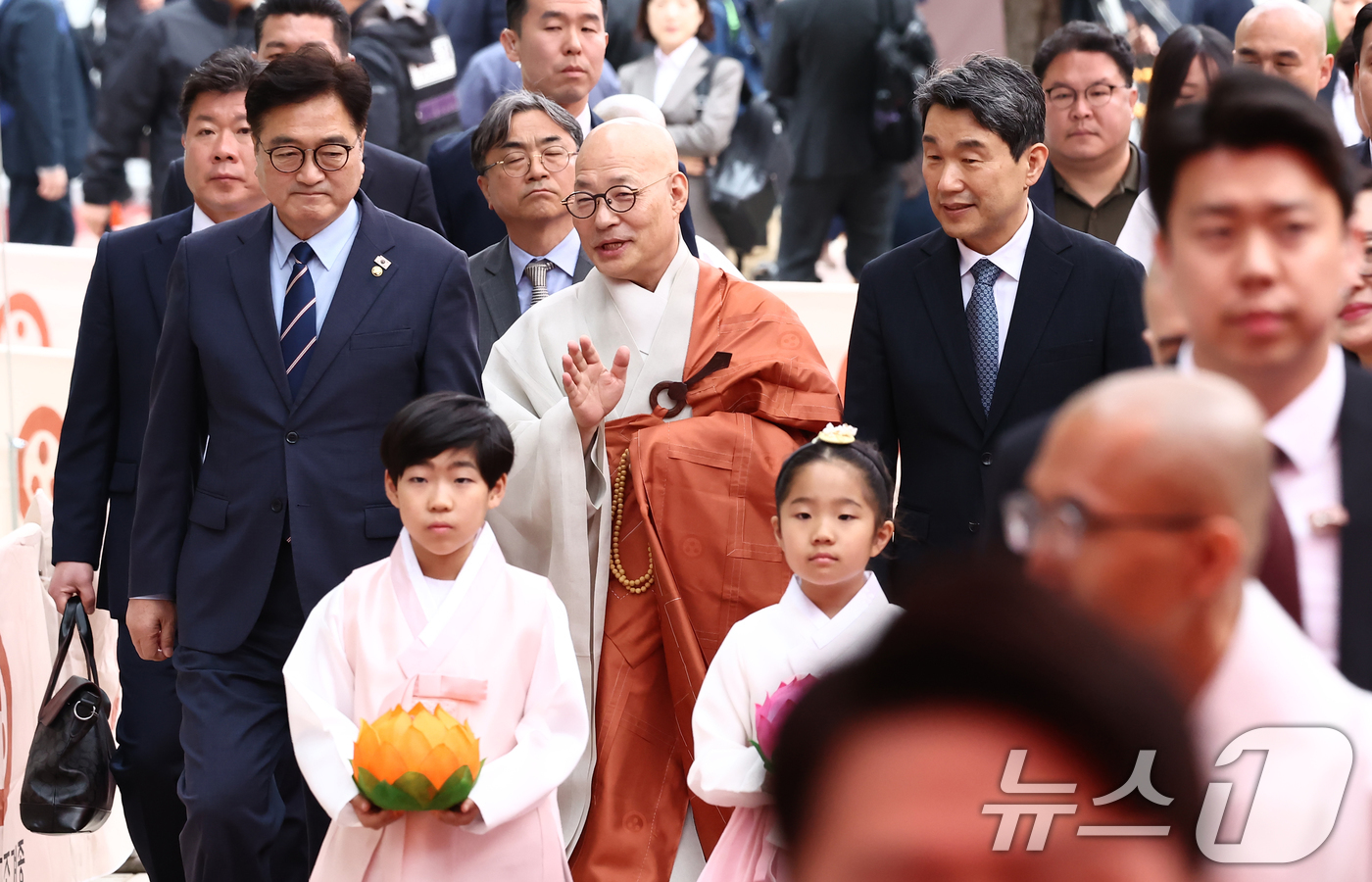 (서울=뉴스1) 김민지 기자 = 조계종 총무원장 진우스님과 이주호 대통령 권한대행 부총리 겸 교육부 장관, 우원식 국회의장이 5일 오전 서울 종로구 조계사에서 열린 불기 2569년 …