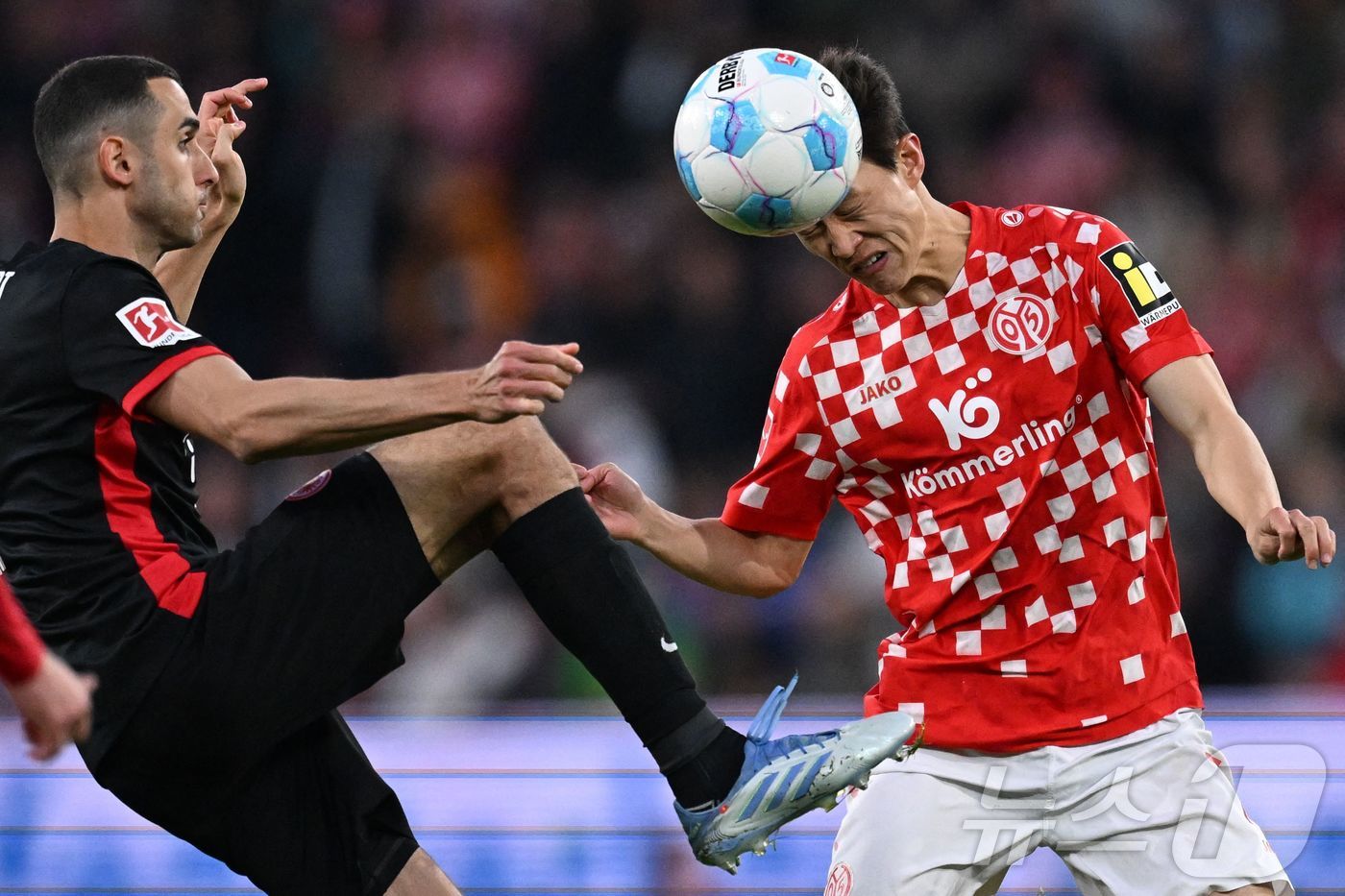 (마인츠 AFP=뉴스1) 우동명 기자 = 마인츠의 이재성이 4일(현지시간) 독일 마인츠의 메바 아레나에서 열린 분데스리가 프랑크푸르트와 경기서 상대 선수 엘리에스 스키리와 볼을 다 …