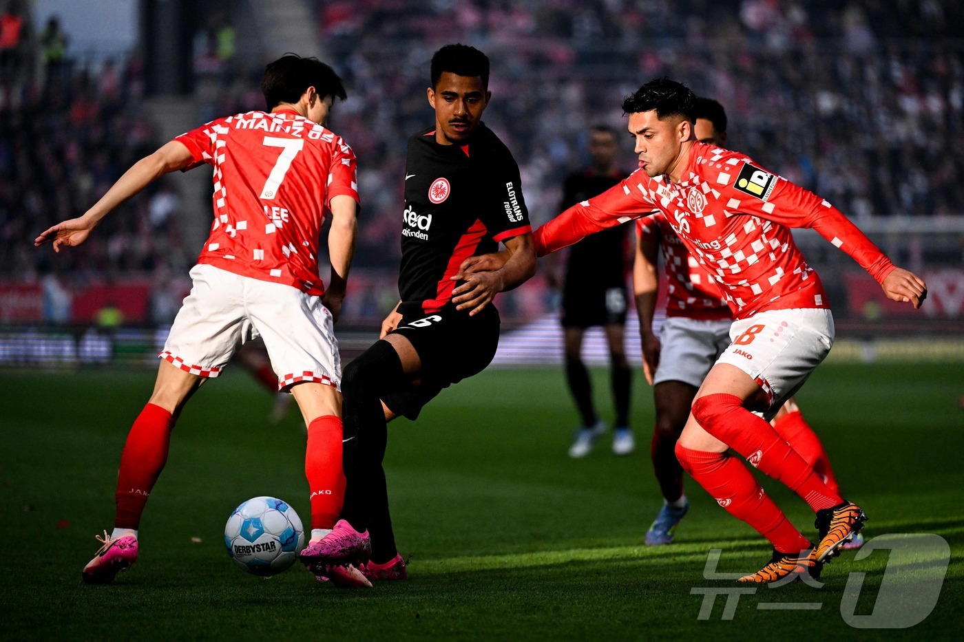 (마인츠 AFP=뉴스1) 우동명 기자 = 마인츠의 이재성이 4일(현지시간) 독일 마인츠의 메바 아레나에서 열린 분데스리가 프랑크푸르트와 경기서 상대 선수 안스가르 크나우프와 볼을 …