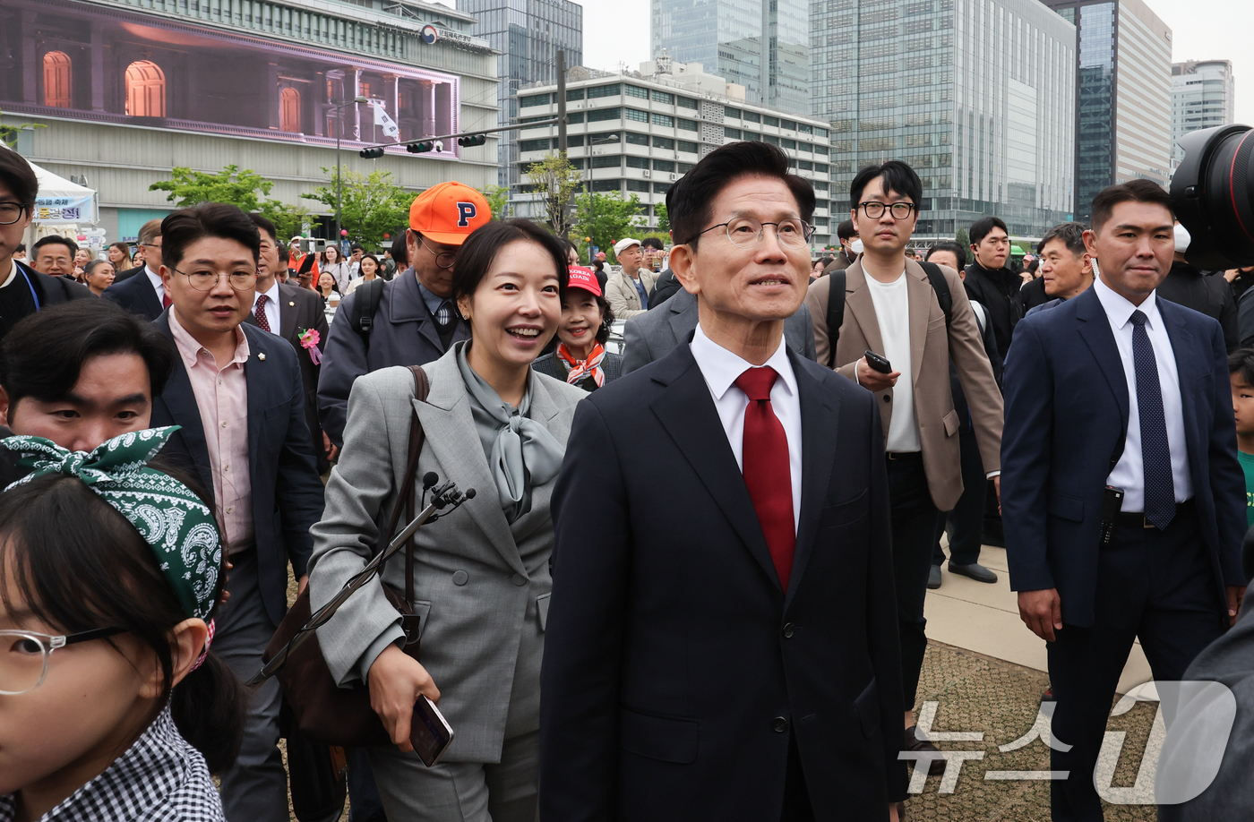 (서울=뉴스1) 허경 기자 = 김문수 국민의힘 대통령 후보가 5일 서울 종로구 광화문광장육조마당에서 열린 가족 동행 축제 '펀펀한 광화문광장'을 방문하고 있다. 2025.5.5/뉴 …
