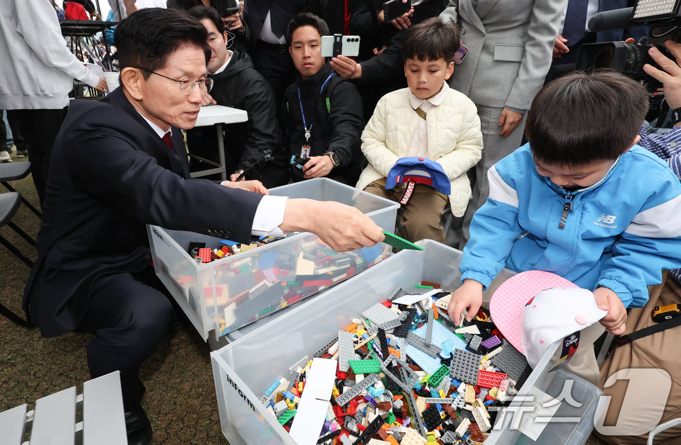 (서울=뉴스1) 허경 기자 = 김문수 국민의힘 대통령 후보가 5일 서울 종로구 광화문광장육조마당에서 열린 가족 동행 축제 '펀펀한 광화문광장'을 방문해 어린이들과 블럭 모자를 만들 …