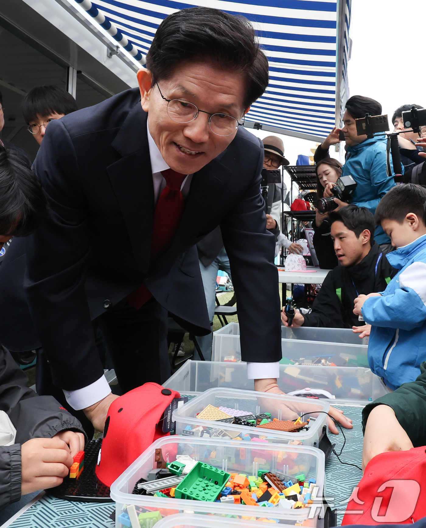 (서울=뉴스1) 허경 기자 = 김문수 국민의힘 대통령 후보가 5일 서울 종로구 광화문광장육조마당에서 열린 가족 동행 축제 '펀펀한 광화문광장'을 방문해 어린이들과 블럭 모자를 만들 …