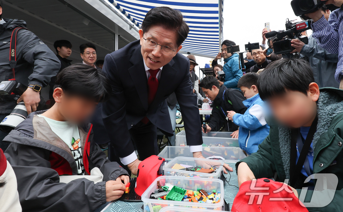 (서울=뉴스1) 허경 기자 = 김문수 국민의힘 대통령 후보가 5일 서울 종로구 광화문광장육조마당에서 열린 가족 동행 축제 '펀펀한 광화문광장'을 방문해 어린이들과 블럭 모자를 만들 …