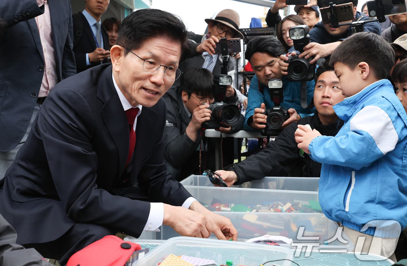 (서울=뉴스1) 허경 기자 = 김문수 국민의힘 대통령 후보가 5일 서울 종로구 광화문광장육조마당에서 열린 가족 동행 축제 '펀펀한 광화문광장'을 방문해 어린이들과 블럭 모자를 만들 …