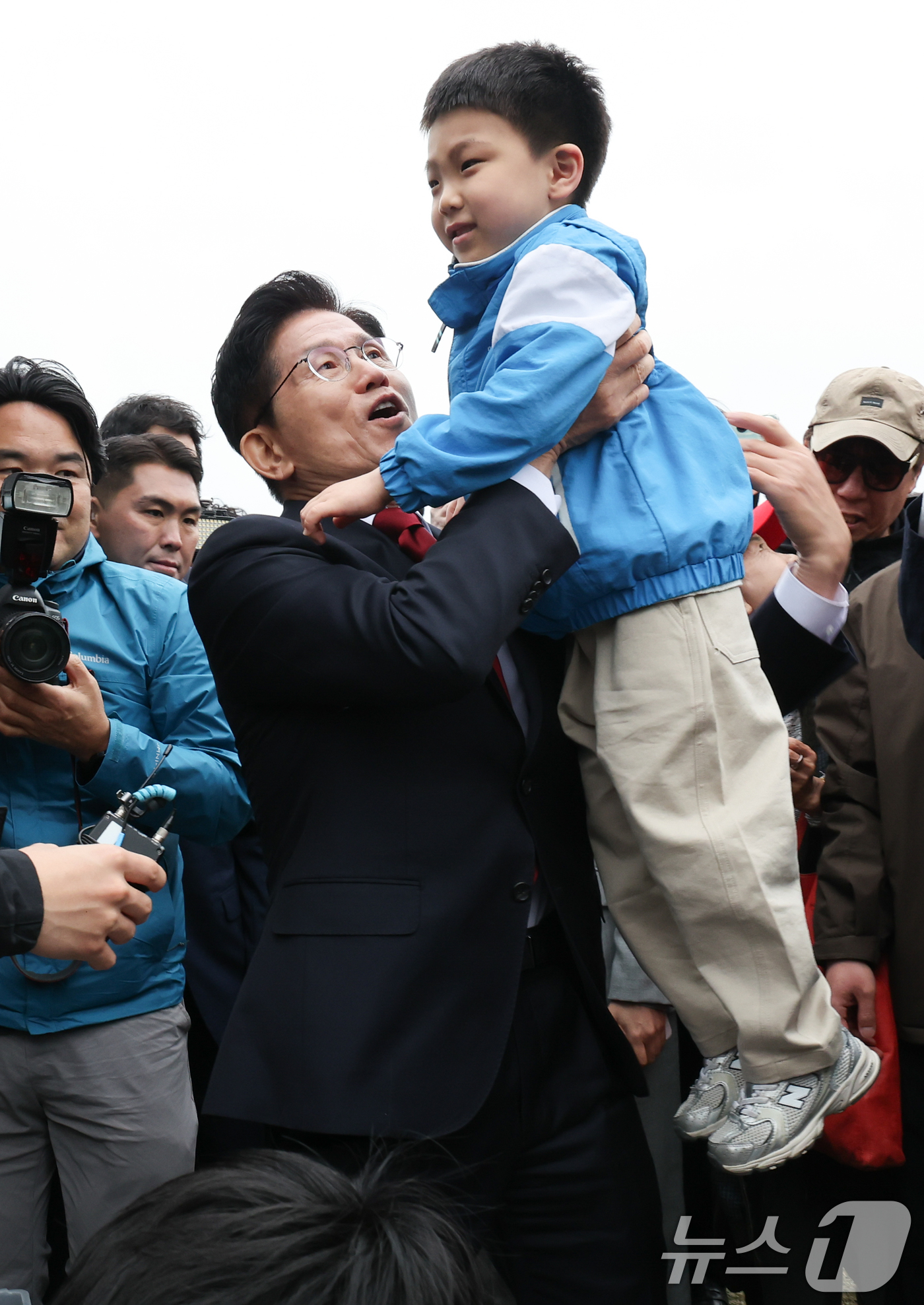 (서울=뉴스1) 허경 기자 = 김문수 국민의힘 대통령 후보가 5일 서울 종로구 광화문광장육조마당에서 열린 가족 동행 축제 '펀펀한 광화문광장'을 방문해 어린이를 안아주고 있다. 2 …