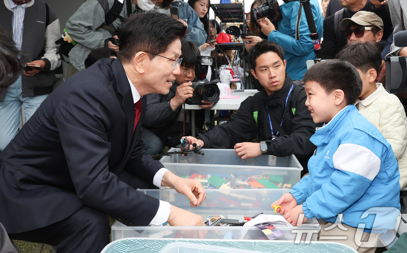 (서울=뉴스1) 허경 기자 = 김문수 국민의힘 대통령 후보가 5일 서울 종로구 광화문광장육조마당에서 열린 가족 동행 축제 '펀펀한 광화문광장'을 방문해 어린이들과 블럭 모자를 만들 …