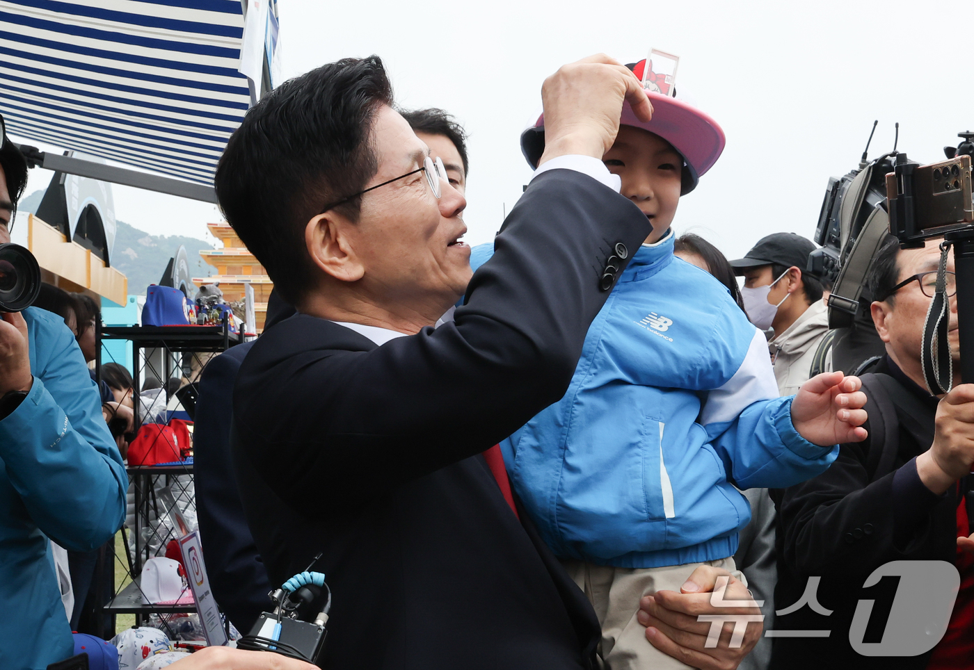 (서울=뉴스1) 허경 기자 = 김문수 국민의힘 대통령 후보가 5일 서울 종로구 광화문광장육조마당에서 열린 가족 동행 축제 '펀펀한 광화문광장'을 방문해 어린이를 안아주고 있다. 2 …