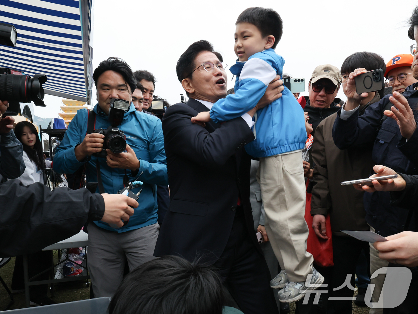 (서울=뉴스1) 허경 기자 = 김문수 국민의힘 대통령 후보가 5일 서울 종로구 광화문광장육조마당에서 열린 가족 동행 축제 '펀펀한 광화문광장'을 방문해 어린이를 안아주고 있다. 2 …