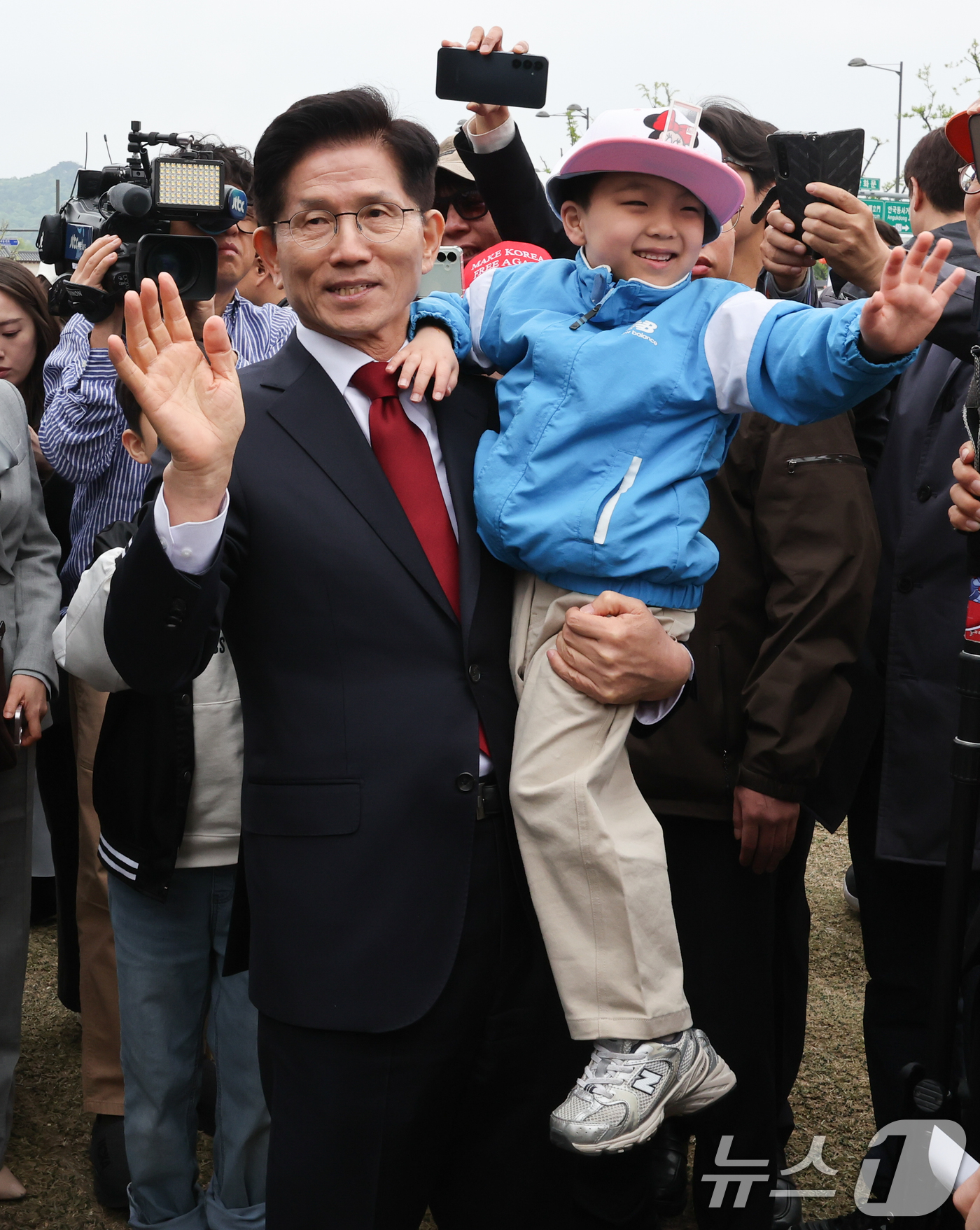 (서울=뉴스1) 허경 기자 = 김문수 국민의힘 대통령 후보가 5일 서울 종로구 광화문광장육조마당에서 열린 가족 동행 축제 '펀펀한 광화문광장'을 방문해 어린이를 안아주고 있다. 2 …