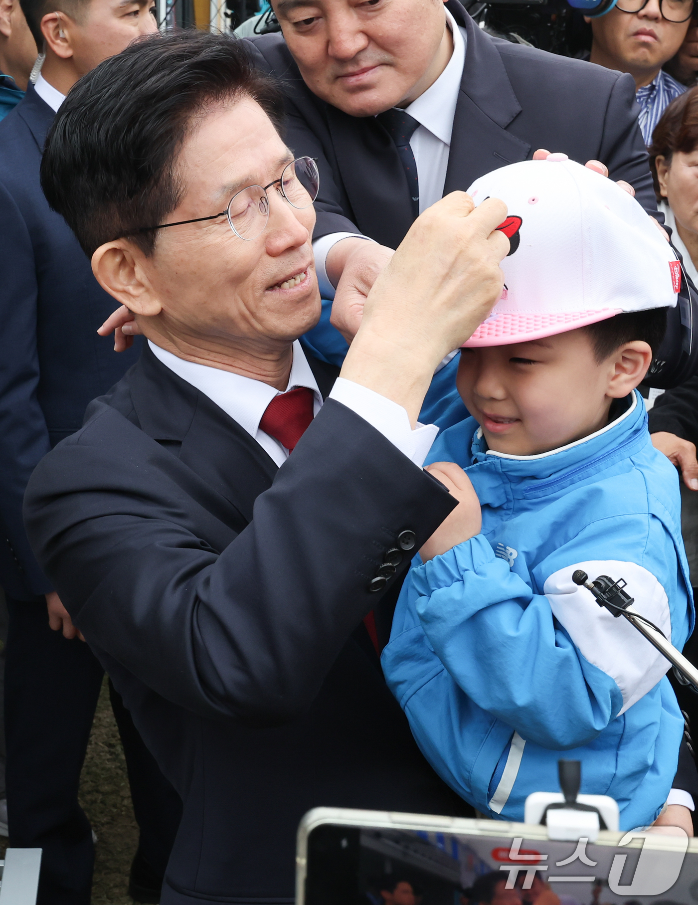 (서울=뉴스1) 허경 기자 = 김문수 국민의힘 대통령 후보가 5일 서울 종로구 광화문광장육조마당에서 열린 가족 동행 축제 '펀펀한 광화문광장'을 방문해 어린이를 안아주고 있다. 2 …