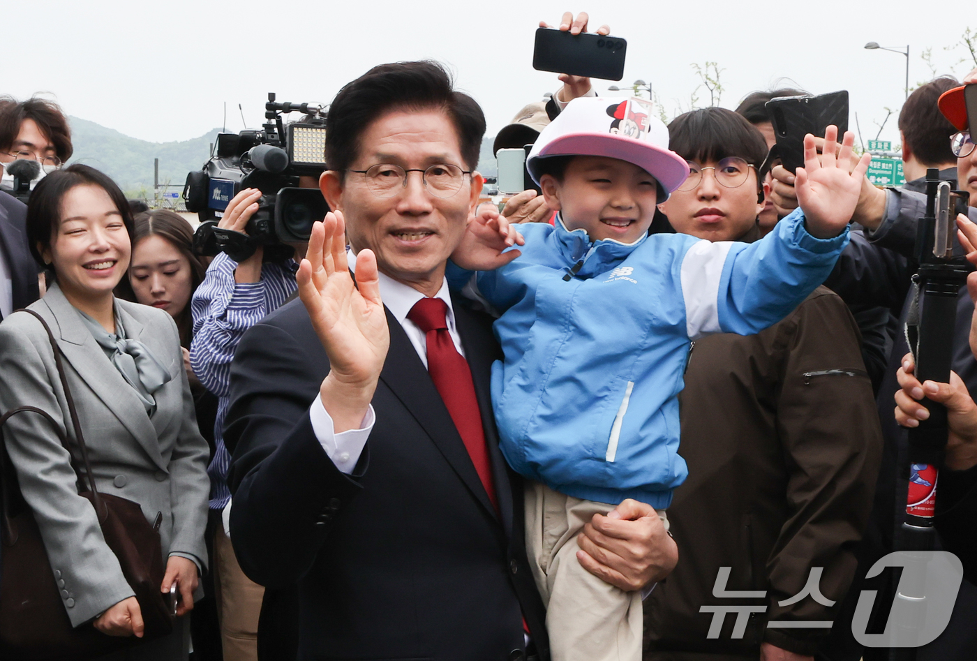 (서울=뉴스1) 허경 기자 = 김문수 국민의힘 대통령 후보가 5일 서울 종로구 광화문광장육조마당에서 열린 가족 동행 축제 '펀펀한 광화문광장'을 방문해 어린이를 안아주고 있다. 2 …