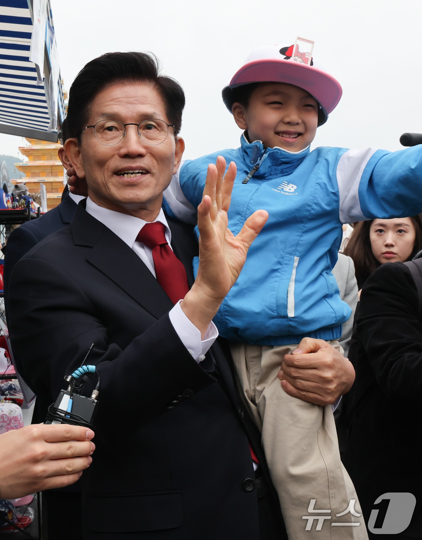 (서울=뉴스1) 허경 기자 = 김문수 국민의힘 대통령 후보가 5일 서울 종로구 광화문광장육조마당에서 열린 가족 동행 축제 '펀펀한 광화문광장'을 방문해 어린이를 안아주고 있다. 2 …