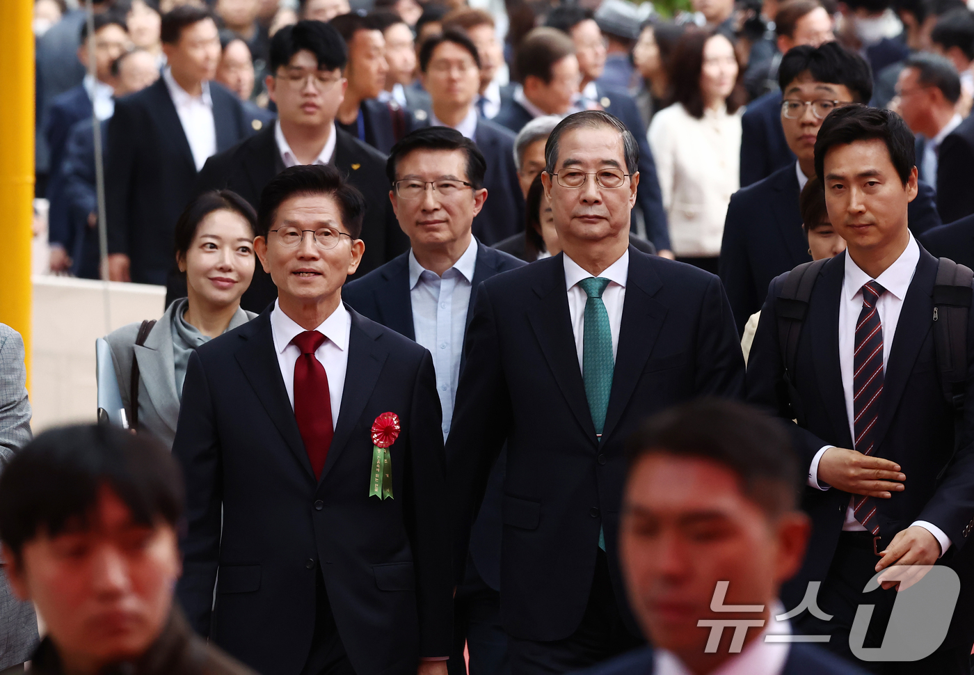 (서울=뉴스1) 김민지 기자 = 김문수 국민의힘 대통령 후보(앞줄 왼쪽)와 한덕수 무소속 대통령 선거 예비후보가 5일 오전 서울 종로구 조계사에서 열린 불기 2569년 부처님오신날 …