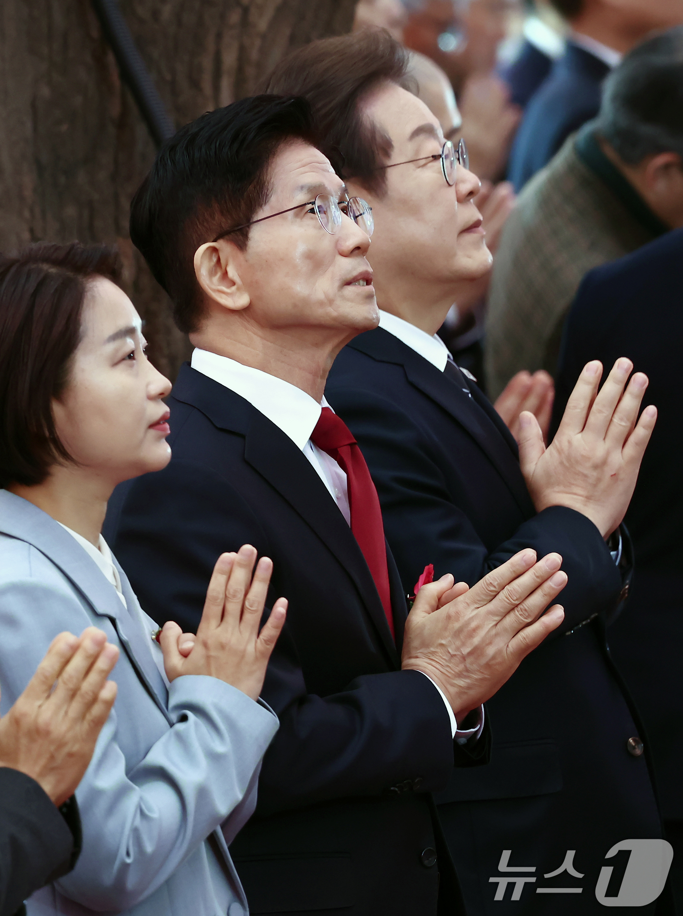 (서울=뉴스1) 김민지 기자 = 김문수 국민의힘 대통령 후보와 이재명 더불어민주당 대통령 후보가 5일 오전 서울 종로구 조계사에서 열린 불기 2569년 부처님오신날 봉축법요식에 참 …