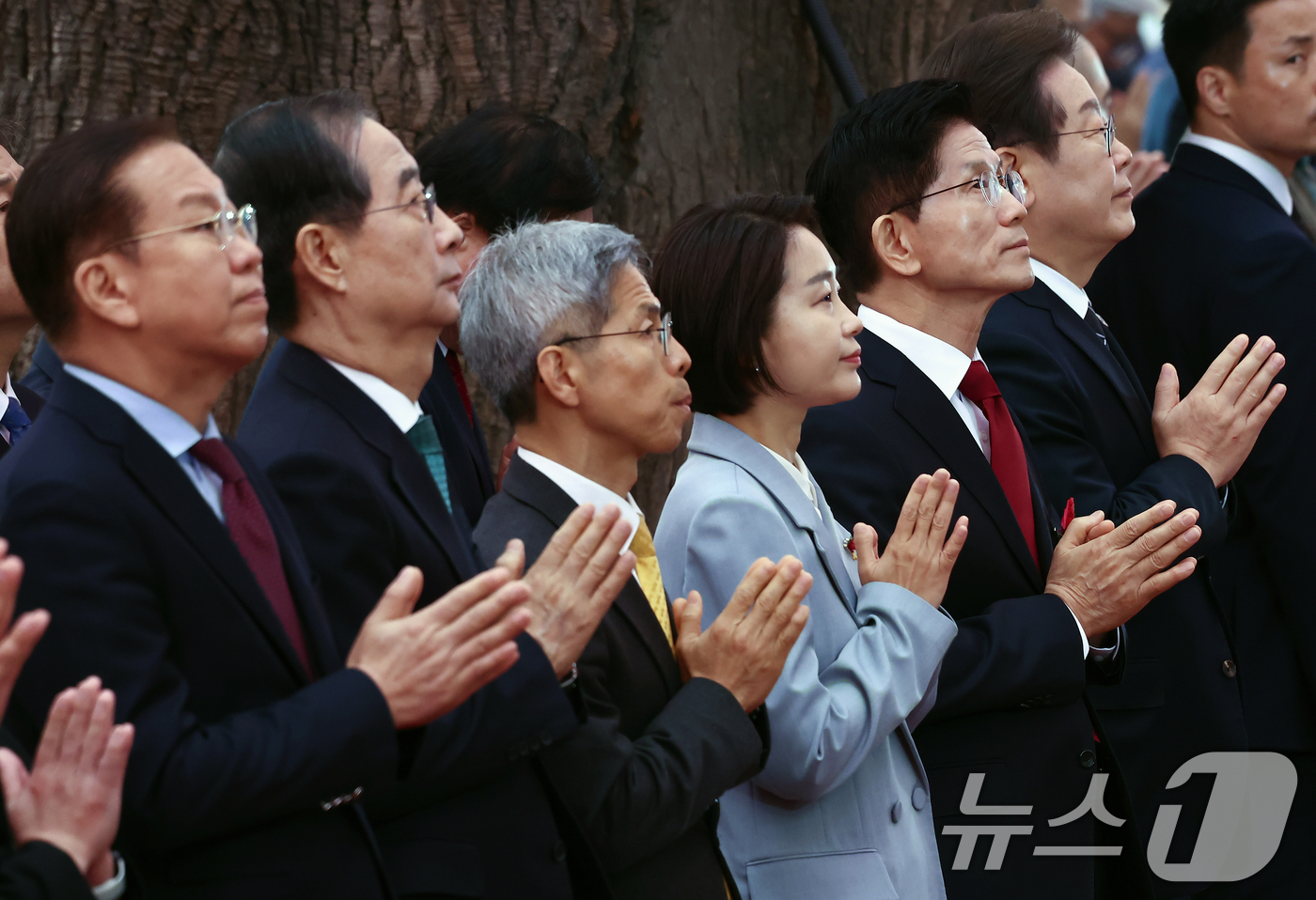 (서울=뉴스1) 김민지 기자 = 김문수 국민의힘 대통령 후보와 이재명 더불어민주당 대통령 후보가 5일 오전 서울 종로구 조계사에서 열린 불기 2569년 부처님오신날 봉축법요식에 참 …