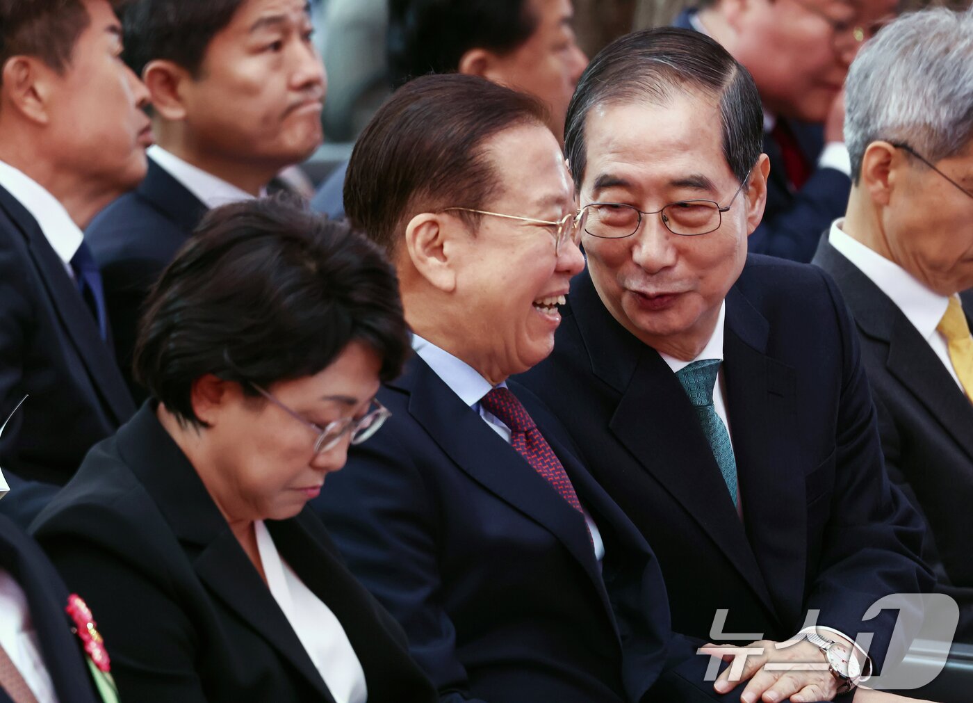 본문 이미지 - 한덕수 무소속 대통령 선거 예비후보가 5일 오전 서울 종로구 조계사에서 열린 불기 2569년 부처님오신날 봉축법요식에 참석해 권영세 국민의힘 비상대책위원장과 대화하고 있다. 2025.5.5/뉴스1 ⓒ News1 김민지 기자