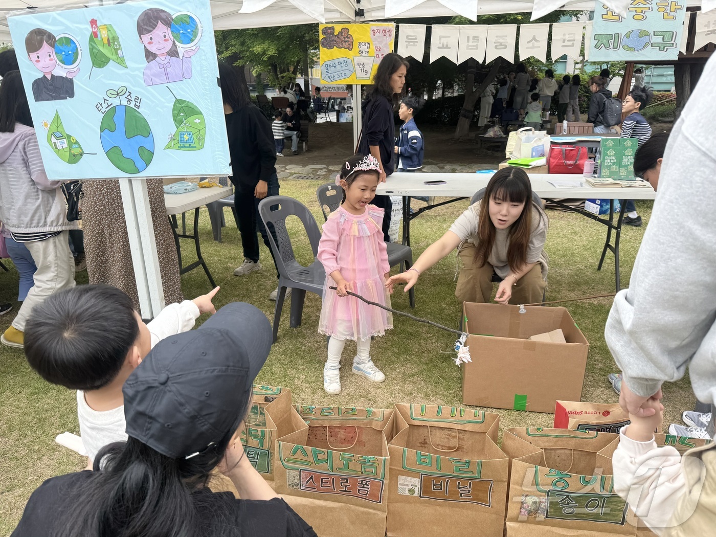 (전주=뉴스1) 장수인 기자 = 어린이날인 5일 전북자치도 전주시청 앞 노송광장에서 개최된 \'놀이터도시 전주 놀이주간\' 행사에서 한 어린이가 체험을 하고 있다.  2025.5. …