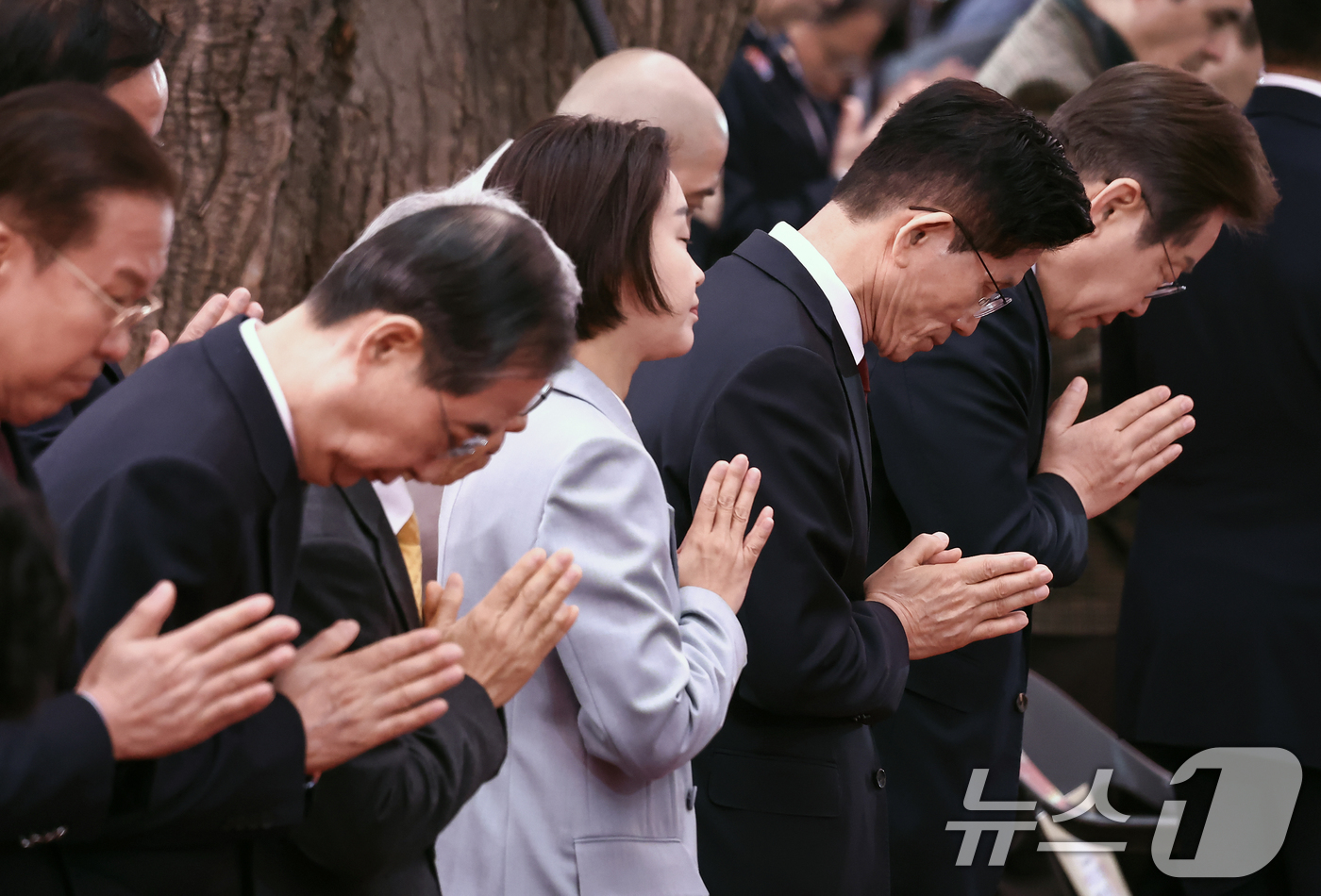 (서울=뉴스1) 김민지 기자 = 김문수 국민의힘 대통령 후보와 이재명 더불어민주당 대통령 후보가 5일 오전 서울 종로구 조계사에서 열린 불기 2569년 부처님오신날 봉축법요식에 참 …