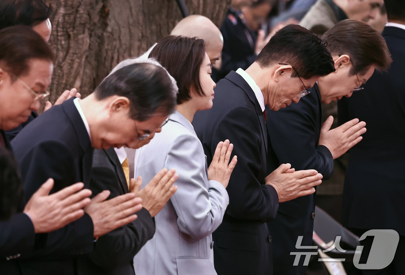 본문 이미지 - 김문수 국민의힘 대통령 후보와 이재명 더불어민주당 대통령 후보가 5일 오전 서울 종로구 조계사에서 열린 불기 2569년 부처님오신날 봉축법요식에 참석해 합장하고 있다. 왼쪽 두번째는 한덕수 무소속 대통령 선거 예비후보. 2025.5.5/뉴스1 ⓒ News1 김민지 기자