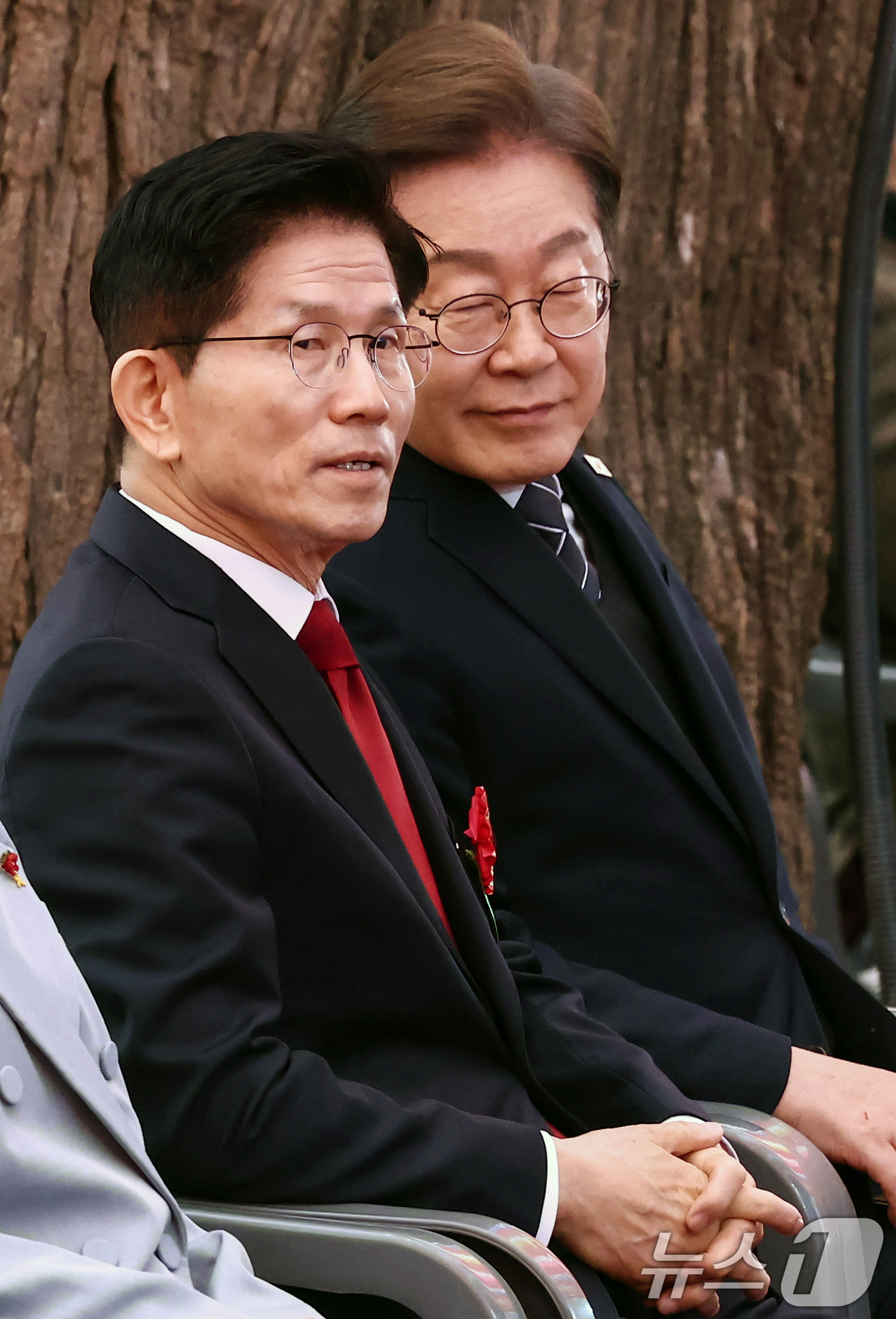 (서울=뉴스1) 김민지 기자 = 김문수 국민의힘 대통령 후보와 이재명 더불어민주당 대통령 후보가 5일 오전 서울 종로구 조계사에서 열린 불기 2569년 부처님오신날 봉축법요식에 참 …