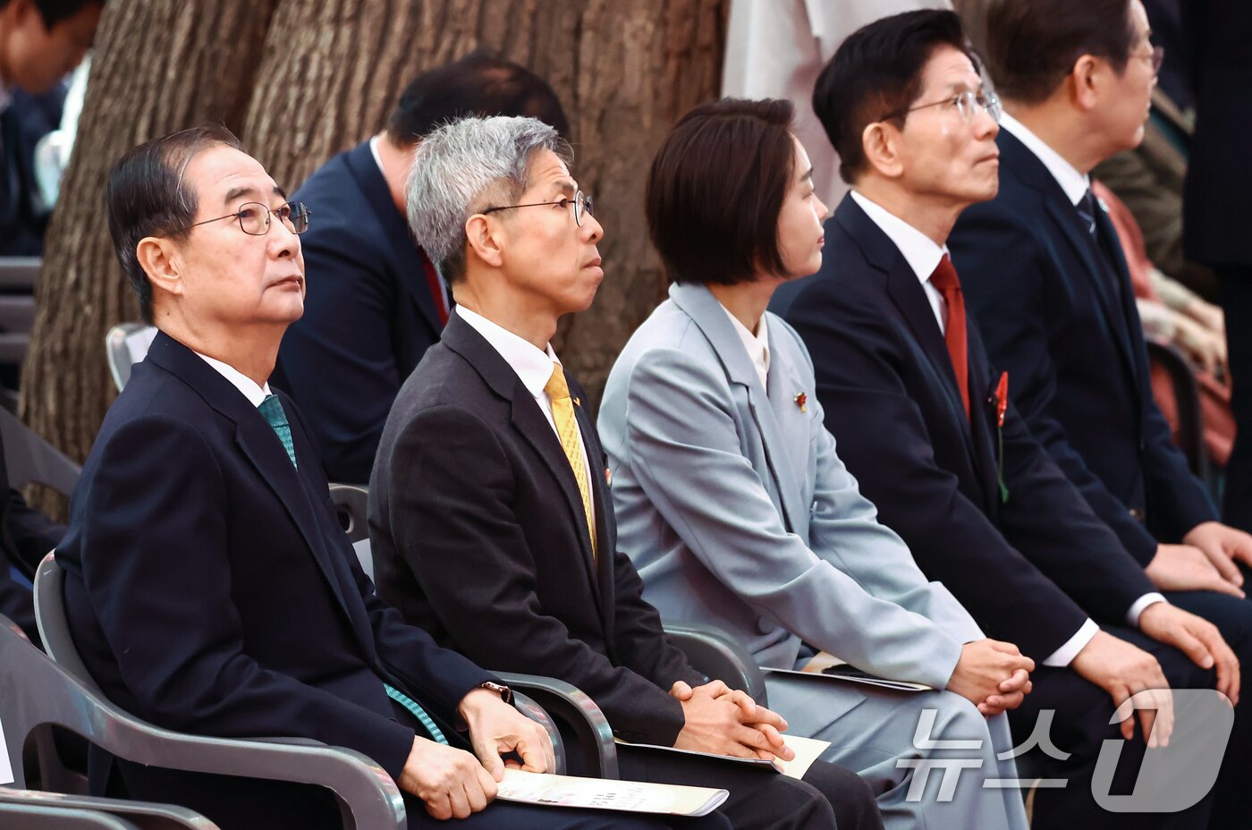 본문 이미지 - 한덕수 무소속 대통령 선거 예비후보가 5일 오전 서울 종로구 조계사에서 열린 불기 2569년 부처님오신날 봉축법요식에 참석해 자리하고 있다. 오른쪽 두번째는 김문수 국민의힘 대통령 후보. 2025.5.5/뉴스1 ⓒ News1 김민지 기자