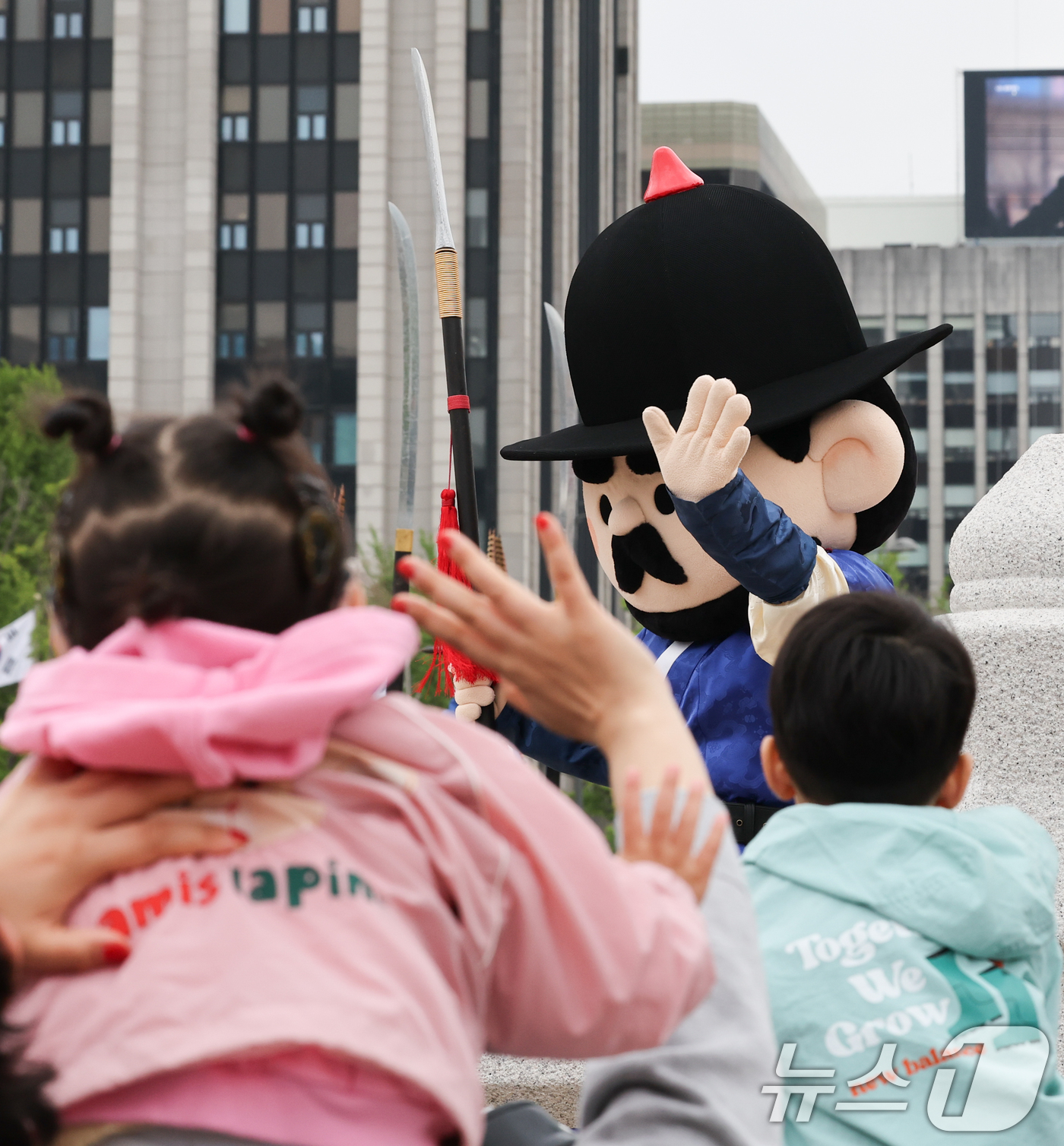 (서울=뉴스1) 허경 기자 = 어린이날인 5일 서울 경복궁에서 인형탈을 쓴 수문장이 광화문 파수의식을 하고 있다. 2025.5.5/뉴스1