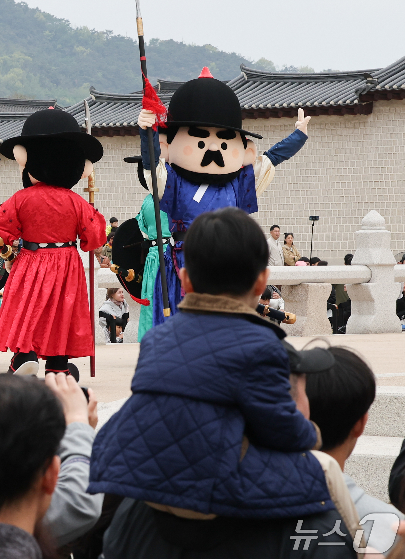 (서울=뉴스1) 허경 기자 = 어린이날인 5일 서울 경복궁에서 인형탈을 쓴 수문장이 광화문 파수의식을 하고 있다. 2025.5.5/뉴스1