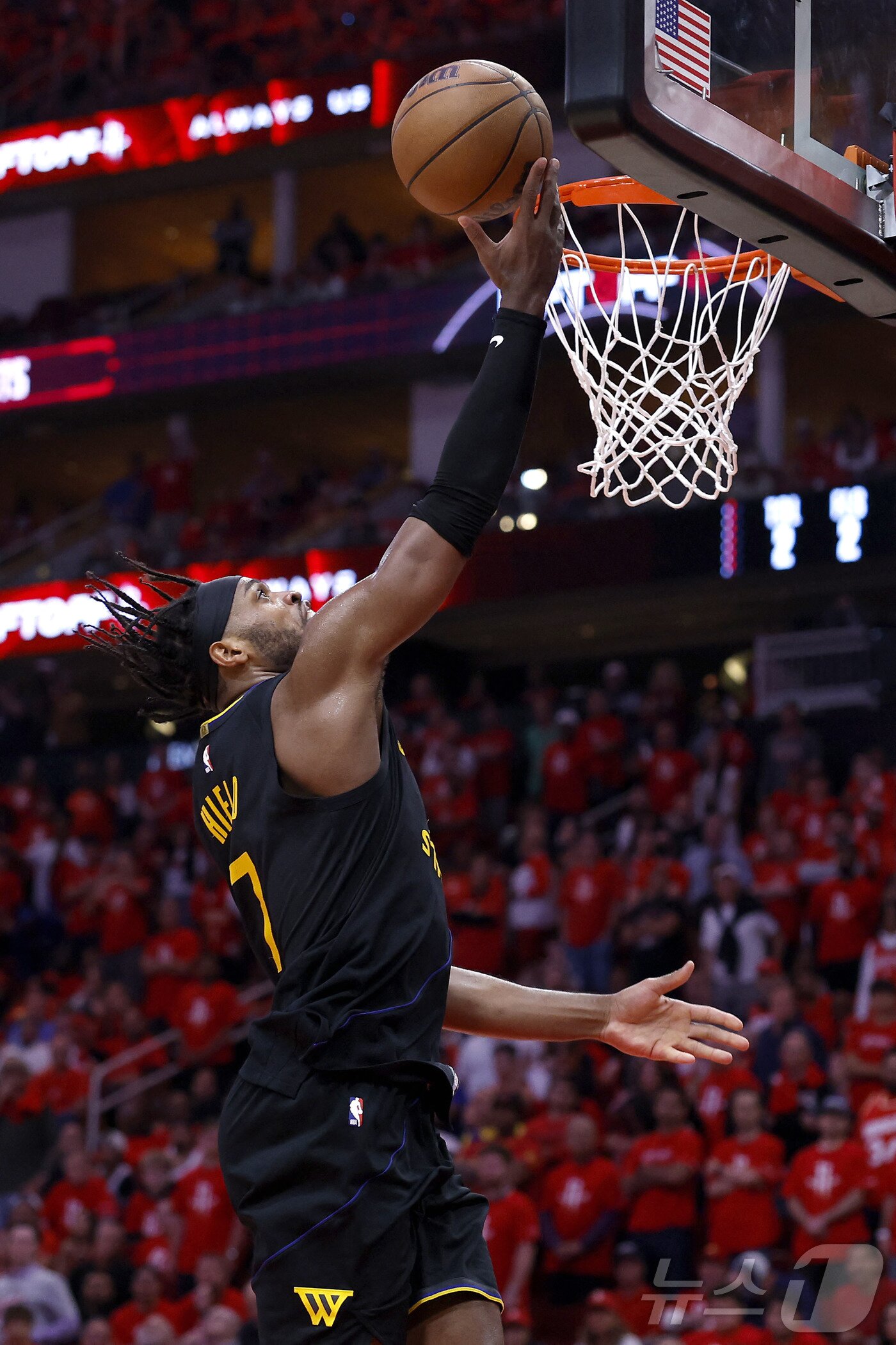 본문 이미지 - 버드 힐드가 골든스테이트 워리어스의 2024-25 NBA 플레이오프 2라운드 진출을 이끌었다. ⓒ AFP=뉴스1