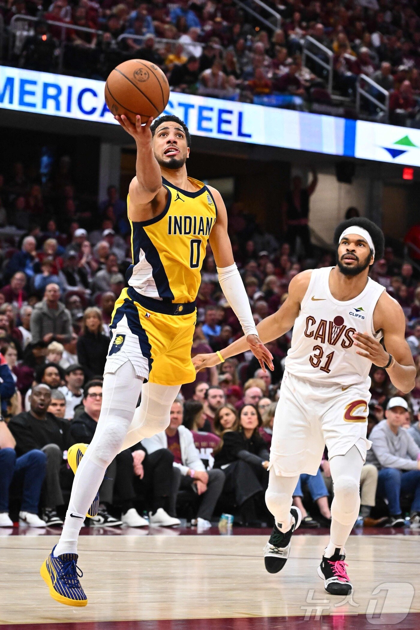 본문 이미지 - 인디애나 페이서스의 타이리스 할리버튼(왼쪽). ⓒ AFP=뉴스1