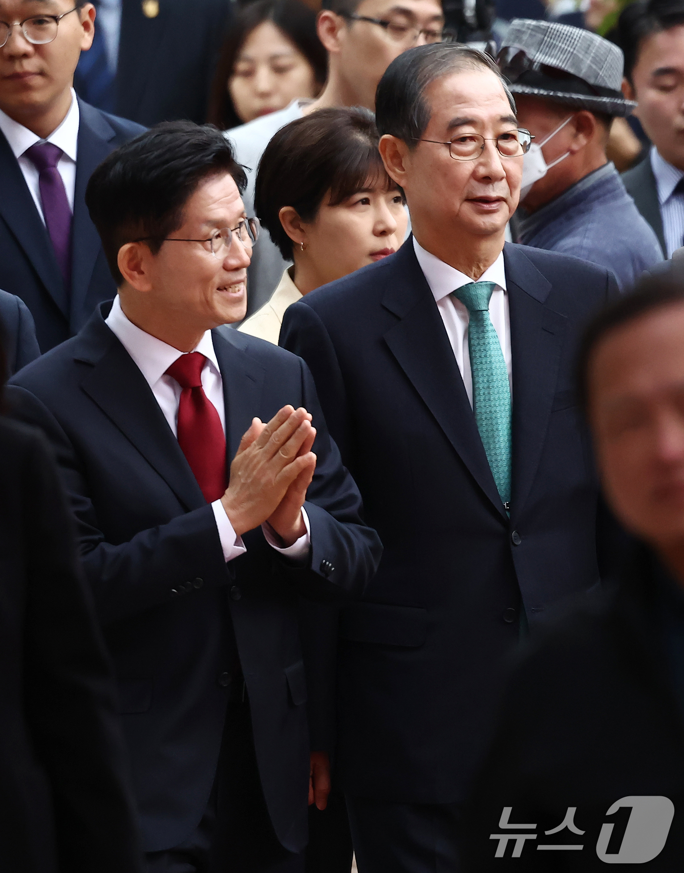 (서울=뉴스1) 김민지 기자 = 김문수 국민의힘 대통령 후보(왼쪽)와 한덕수 무소속 대통령 선거 예비후보가 5일 오전 서울 종로구 조계사에서 열린 불기 2569년 부처님오신날 봉축 …