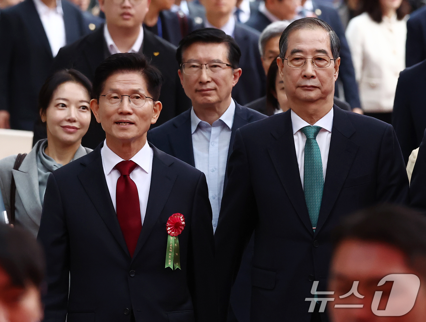 (서울=뉴스1) 김민지 기자 = 김문수 국민의힘 대통령 후보(왼쪽)와 한덕수 무소속 대통령 선거 예비후보가 5일 오전 서울 종로구 조계사에서 열린 불기 2569년 부처님오신날 봉축 …