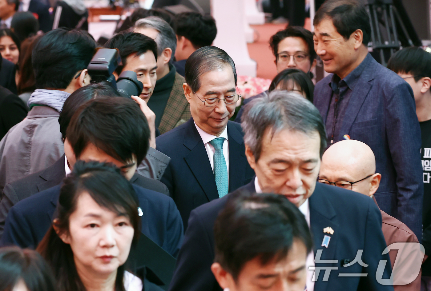 (서울=뉴스1) 김민지 기자 = 한덕수 무소속 대통령 선거 예비후보가 5일 오전 서울 종로구 조계사에서 열린 불기 2569년 부처님오신날 봉축법요식을 마치고 이동하고 있다. 202 …