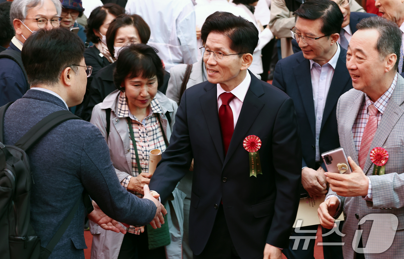(서울=뉴스1) 김민지 기자 = 김문수 국민의힘 대통령 후보가 5일 오전 서울 종로구 조계사에서 열린 불기 2569년 부처님오신날 봉축법요식을 마치고 지지자들과 인사하고 있다. 2 …