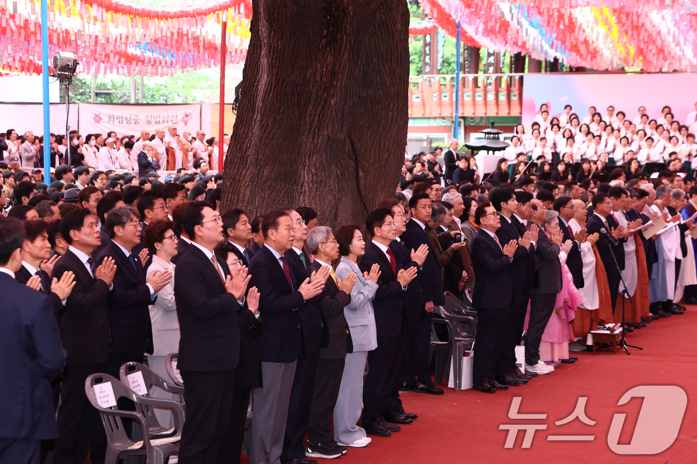(서울=뉴스1) 김민지 기자 = 이재명 더불어민주당 대통령 후보와 김문수 국민의힘 대통령 후보, 한덕수 무소속 대통령 선거 예비 후보 등 참석자들이 5일 오전 서울 종로구 조계사에 …