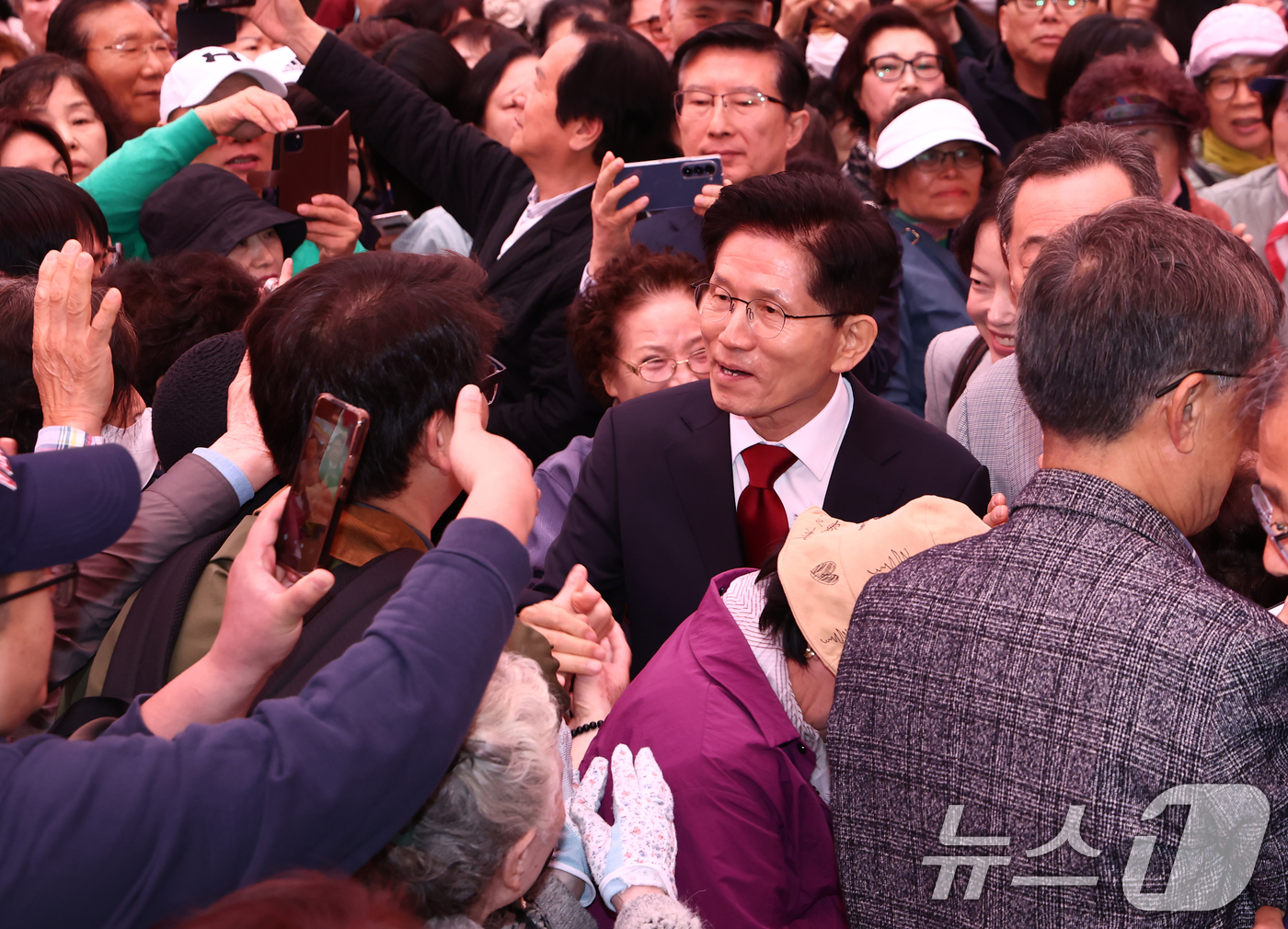 (서울=뉴스1) 김민지 기자 = 김문수 국민의힘 대통령 후보가 5일 오전 서울 종로구 조계사에서 열린 불기 2569년 부처님오신날 봉축법요식을 마치고 지지자들과 인사하고 있다. 2 …