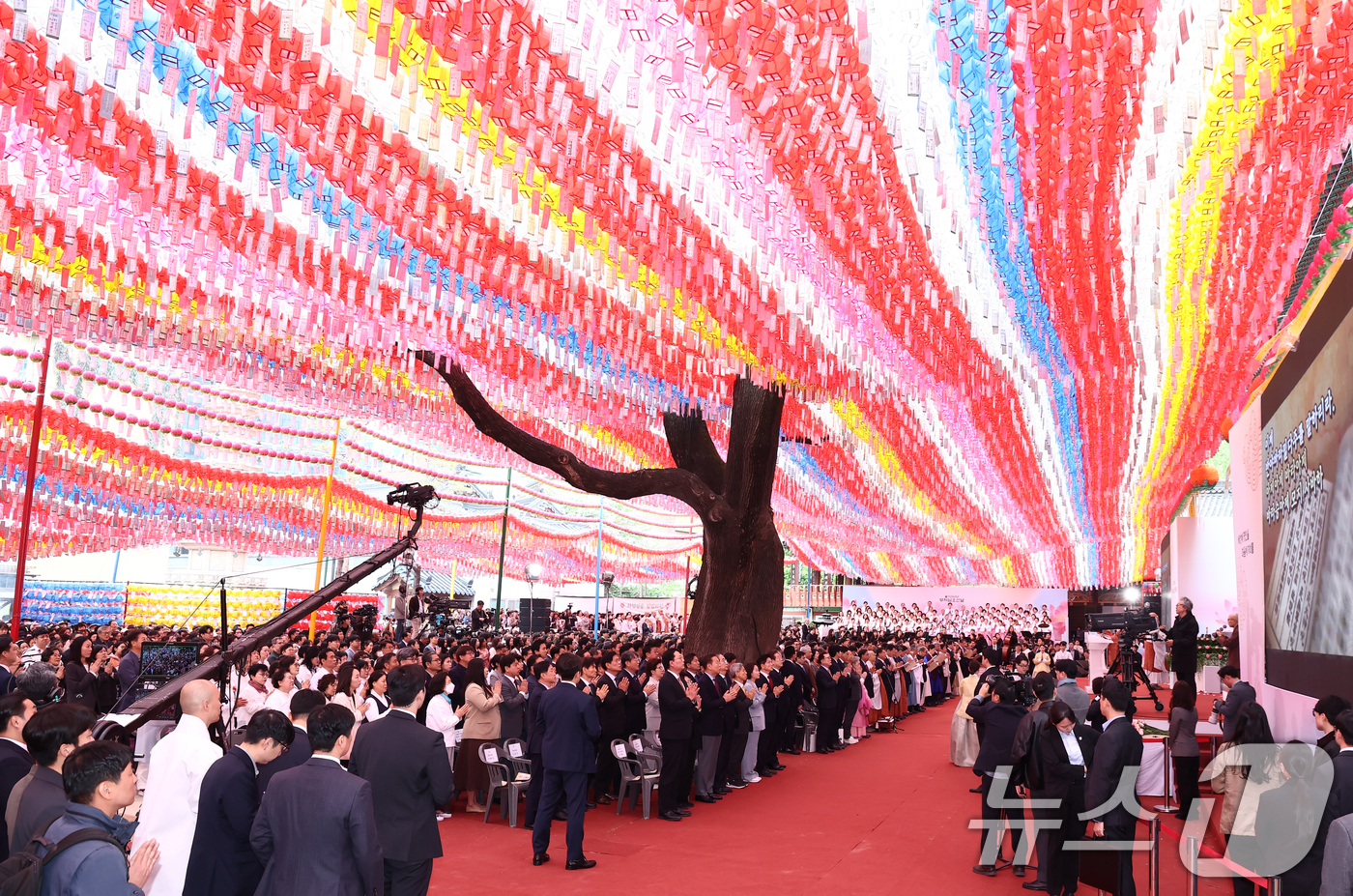 (서울=뉴스1) 김민지 기자 = 5일 오전 서울 종로구 조계사에서 불기 2569년 부처님오신날 봉축법요식이 열리고 있다. 2025.5.5/뉴스1