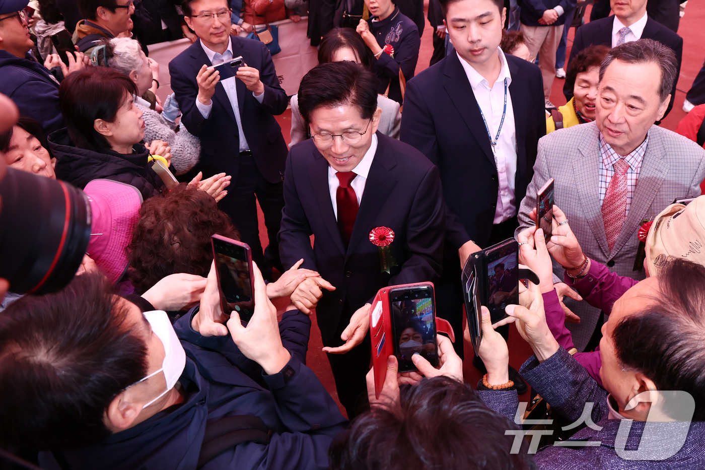 (서울=뉴스1) 김민지 기자 = 김문수 국민의힘 대통령 후보가 5일 오전 서울 종로구 조계사에서 열린 불기 2569년 부처님오신날 봉축법요식을 마치고 지지자들과 인사하고 있다. 2 …