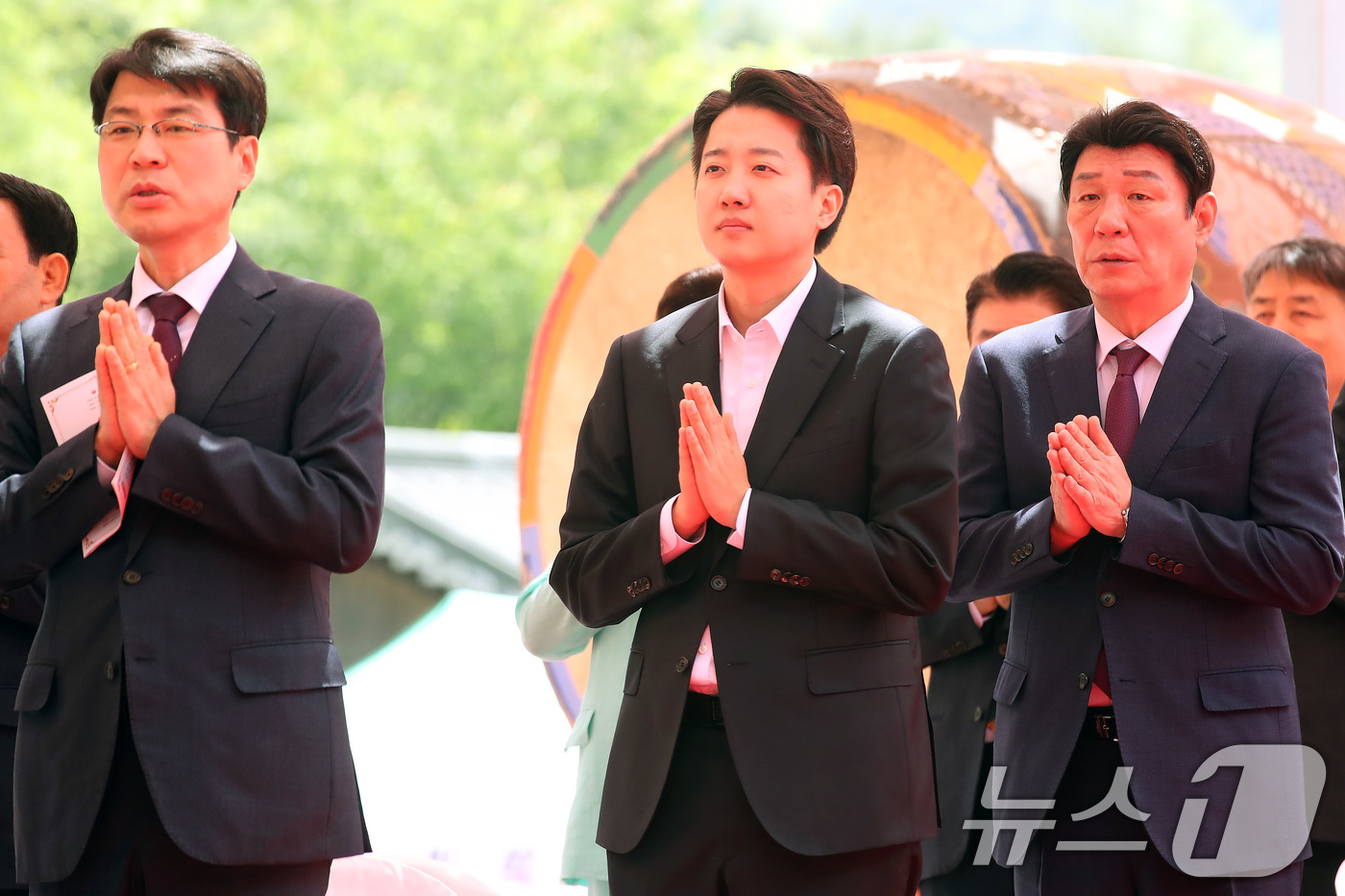 (대구=뉴스1) 공정식 기자 = 이준석 개혁신당 대선후보(가운데)가 5일 오전 대구 동구 동화사 통일대불광장에서 열린 불기 2569년 부처님 오신 날 봉축대법회에 참석해 합장하고 …