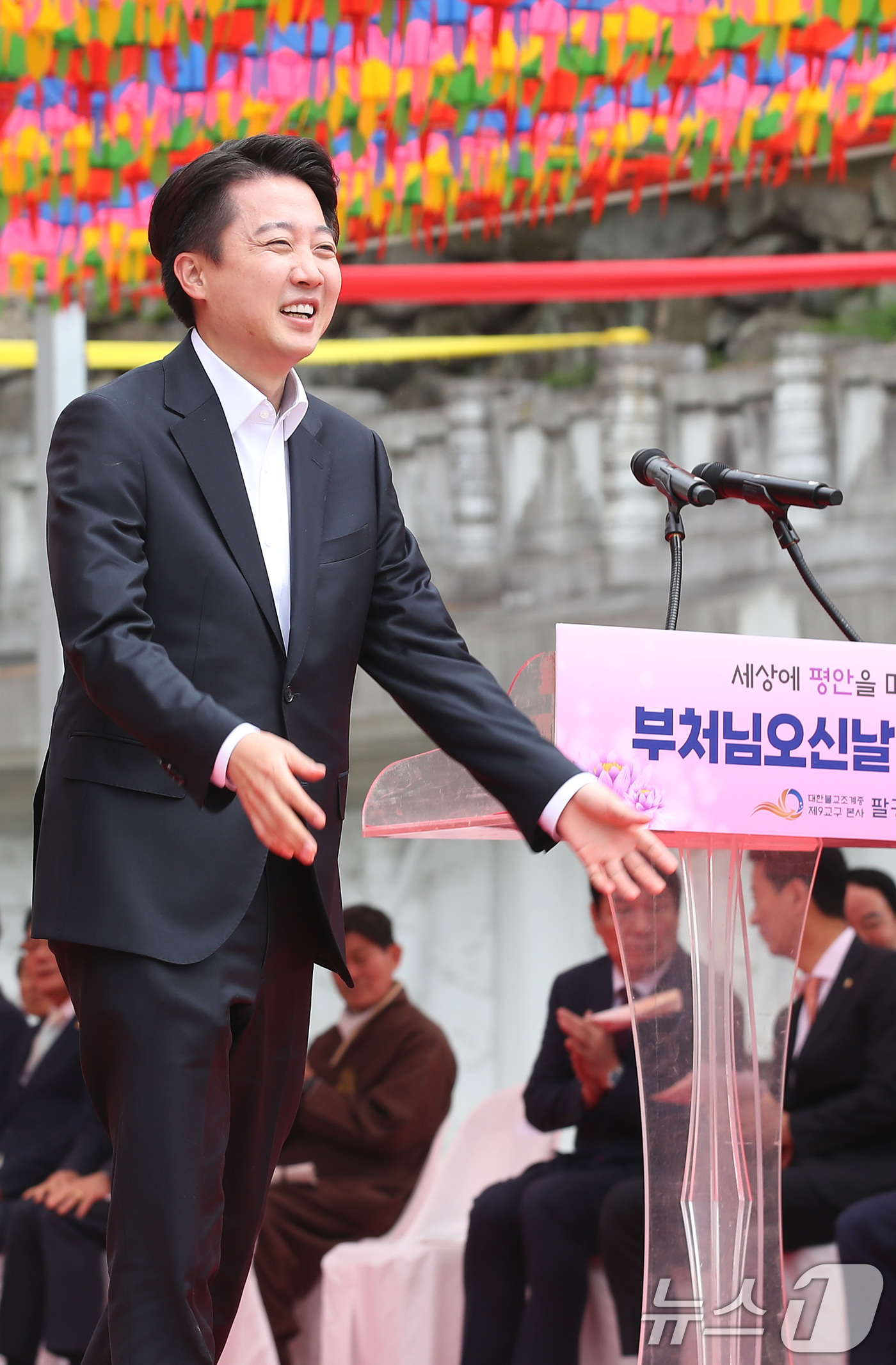 (대구=뉴스1) 공정식 기자 = 이준석 개혁신당 대선후보가 5일 오전 대구 동구 동화사 통일대불광장에서 열린 불기 2569년 부처님 오신 날 봉축대법회에 참석해 축사 대신 인사하고 …