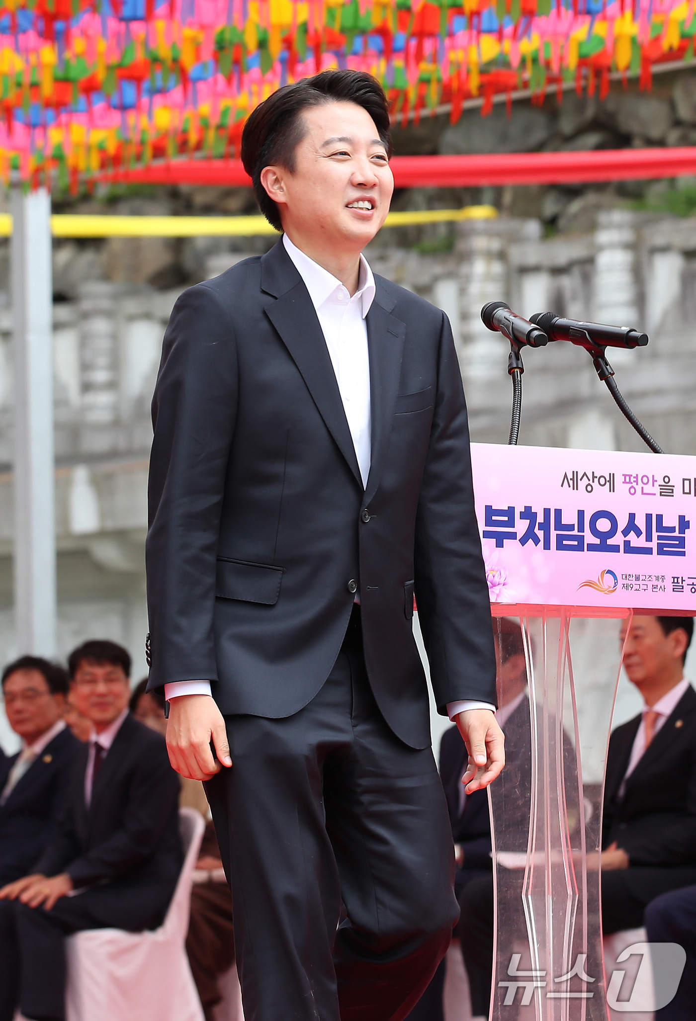 (대구=뉴스1) 공정식 기자 = 이준석 개혁신당 대선후보가 5일 오전 대구 동구 동화사 통일대불광장에서 열린 불기 2569년 부처님 오신 날 봉축대법회에 참석해 축사 대신 인사하고 …