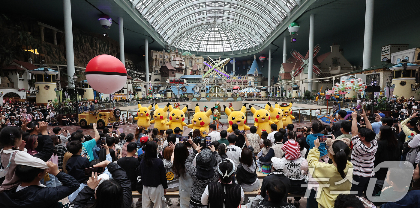 (서울=뉴스1) 김진환 기자 = 어린이날인 5일 서울 송파구 롯데월드 어드벤처를 찾은 가족 단위 방문객들이 인기 캐릭터 피카츄의 퍼레이드 공연을 관람하고 있다. 2025.5.5/뉴 …