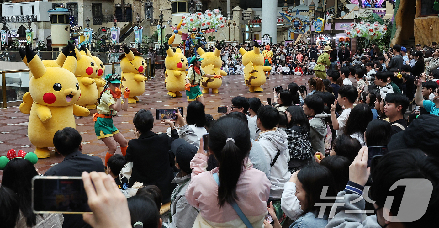 (서울=뉴스1) 김진환 기자 = 어린이날인 5일 서울 송파구 롯데월드 어드벤처를 찾은 가족 단위 방문객들이 인기 캐릭터 피카츄의 퍼레이드 공연을 관람하고 있다. 2025.5.5/뉴 …