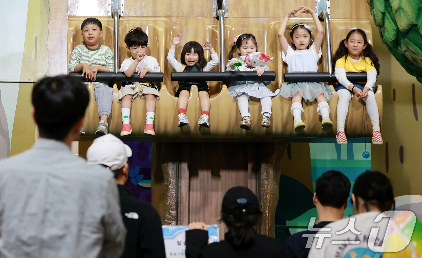 (서울=뉴스1) 김진환 기자 = 어린이날인 5일 서울 송파구 롯데월드 어드벤처를 찾은 가족 단위 방문객들이 놀이기구를 타며 즐거운 시간을 보내고 있다. 2025.5.5/뉴스1